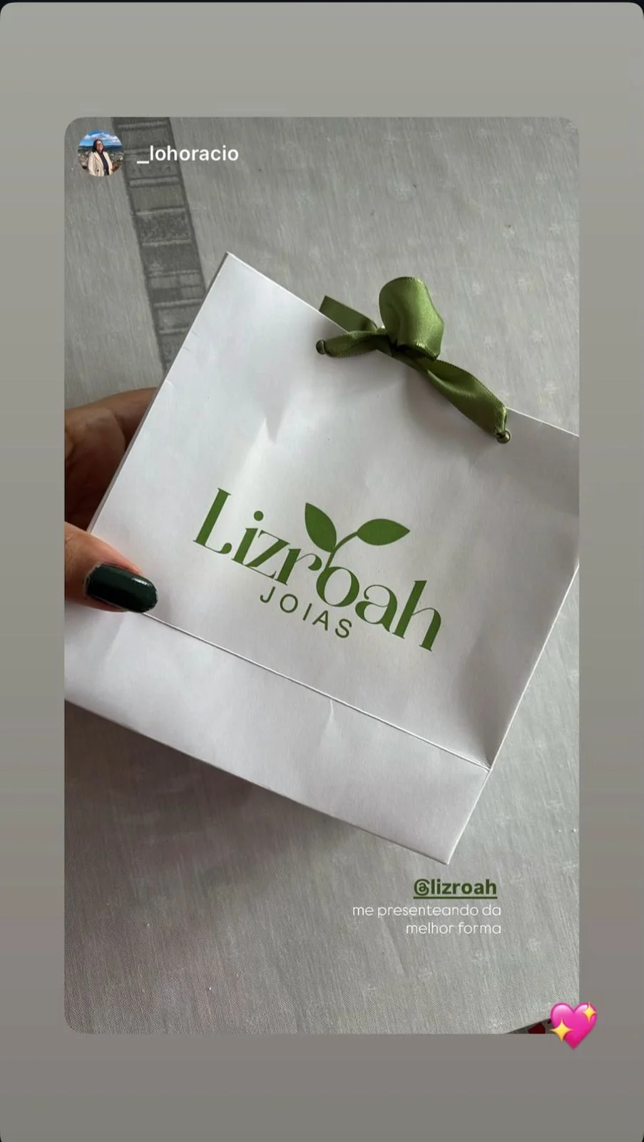 Cliente Lizroah mostrando a embalagem