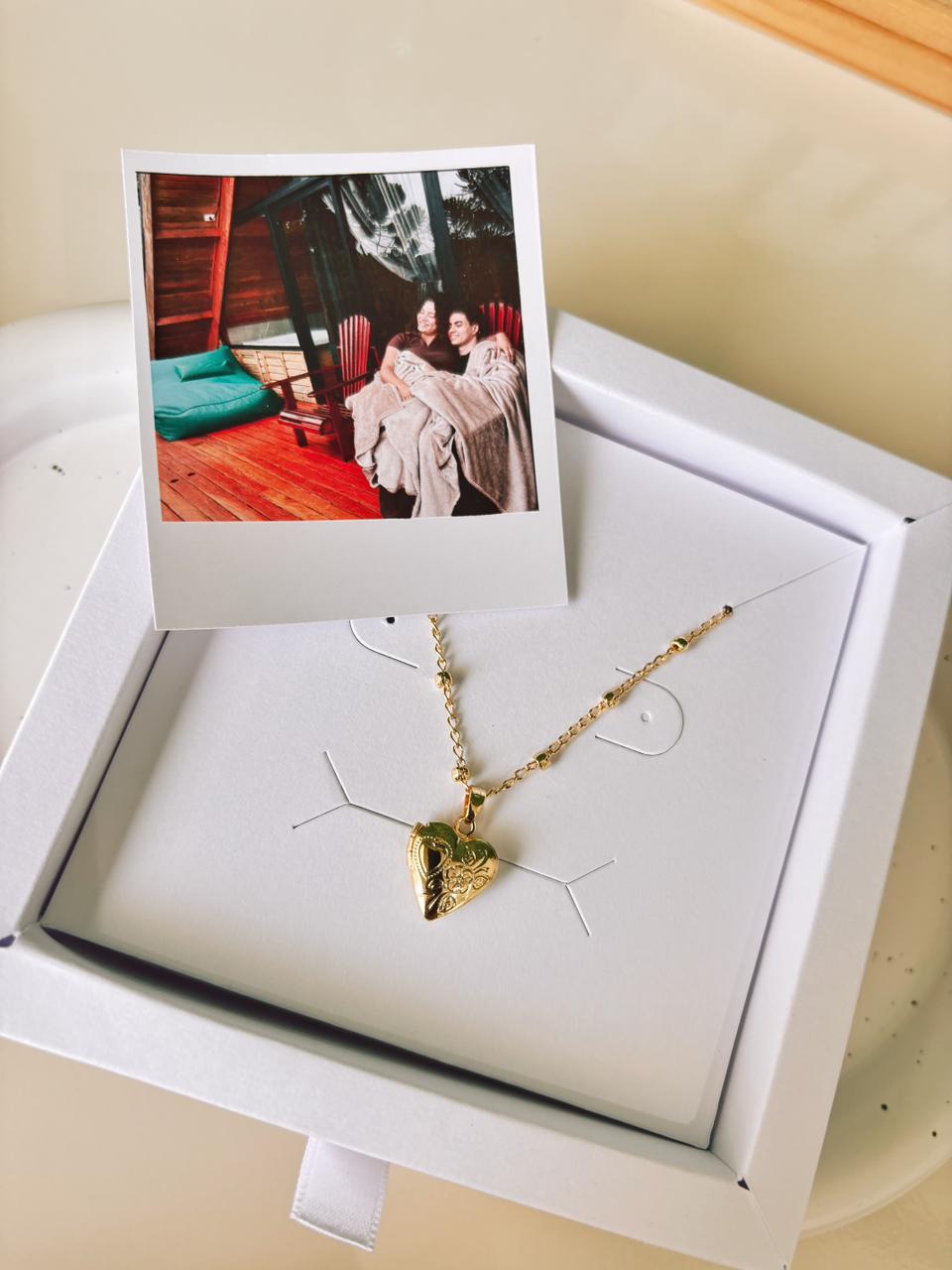 Relicário na caixa branca com foto polaroid personalizada
